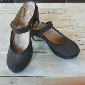 J-41 brown Mary Janes size 8
